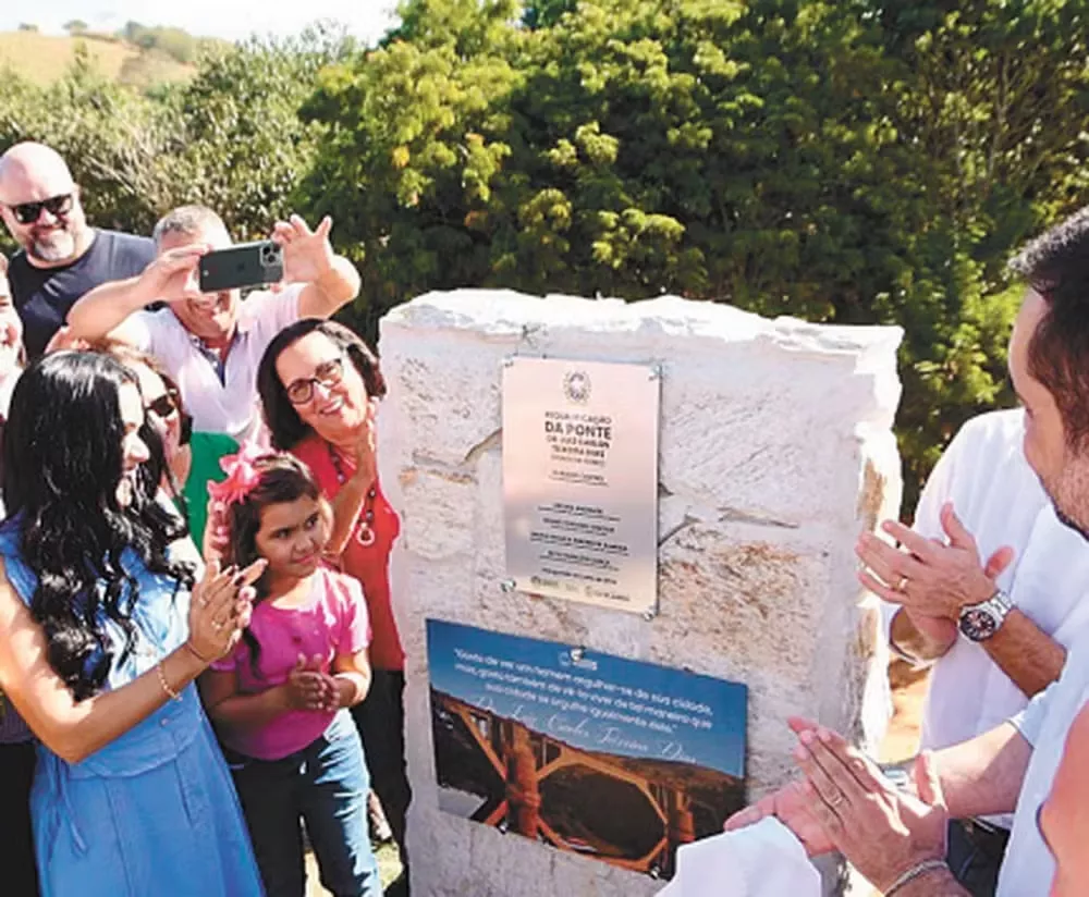 Inauguração de obra em Cardoso Moreira com placa com nome de Pampolha apagado — Foto: Reprodução