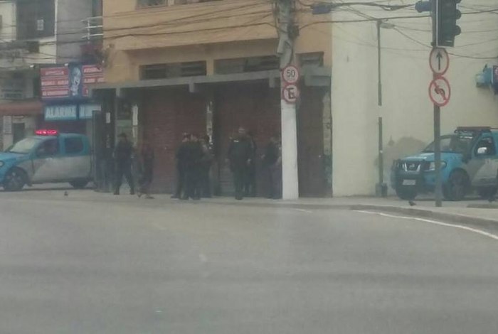 Moradores relataram que bandidos deram ordens de fechar o comércio em Vaz Lobo (Foto: Reprodução/ Internet)