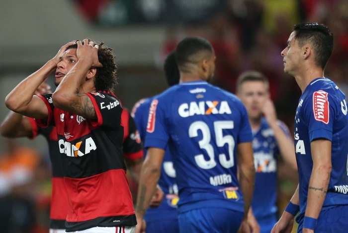 Arão se desespera após gol perdido
(Foto: Márcio Mercante / Agência O Dia)