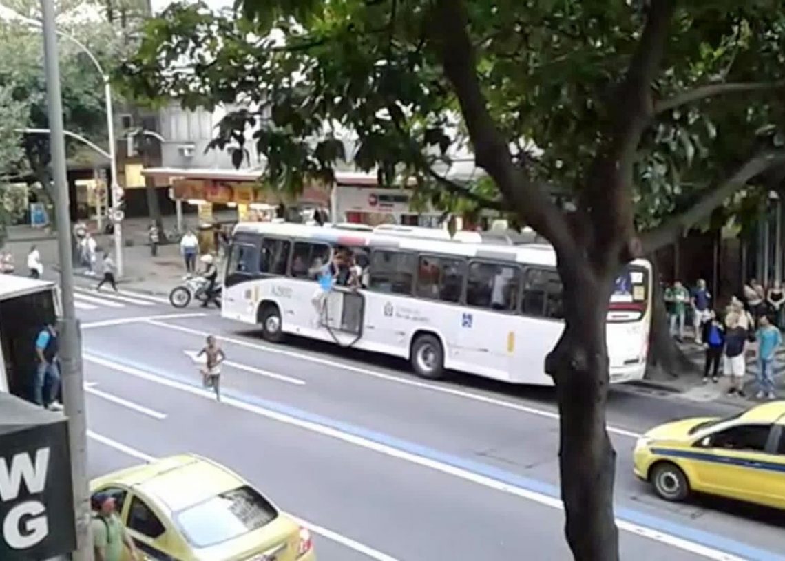 Passageiros queraram a janela e pularam de ônibus 474 (Foto: Imagem de redes sociais)