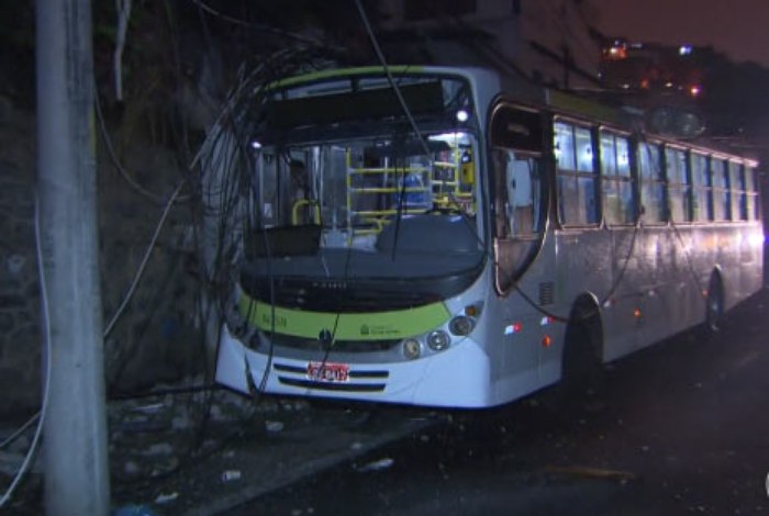 Ônibus bateu em poste na Rua São Luiz Gonzaga, em São Cristóvão
(Reprodução TV Globo)
