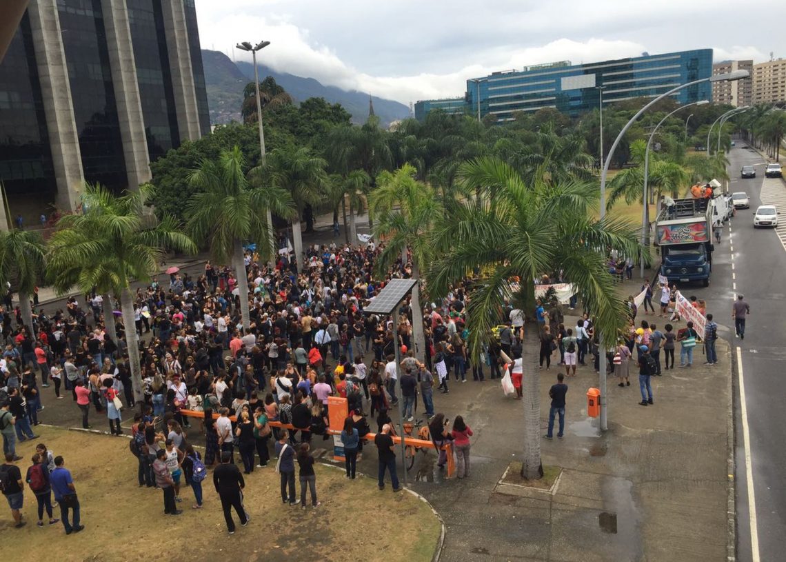 Professores protestaram diante da Prefeitura do Rio. (Foto: Alessandro Ferreira/ G1)