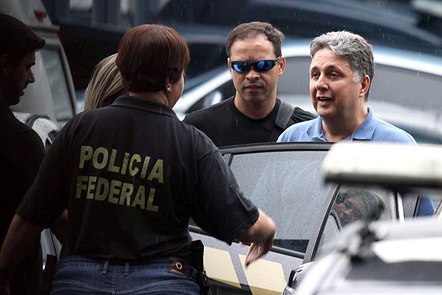 O ex-governador Anthony Garotinho deixa a sede da Polícia Federal, no Rio, após ser preso na quarta.
