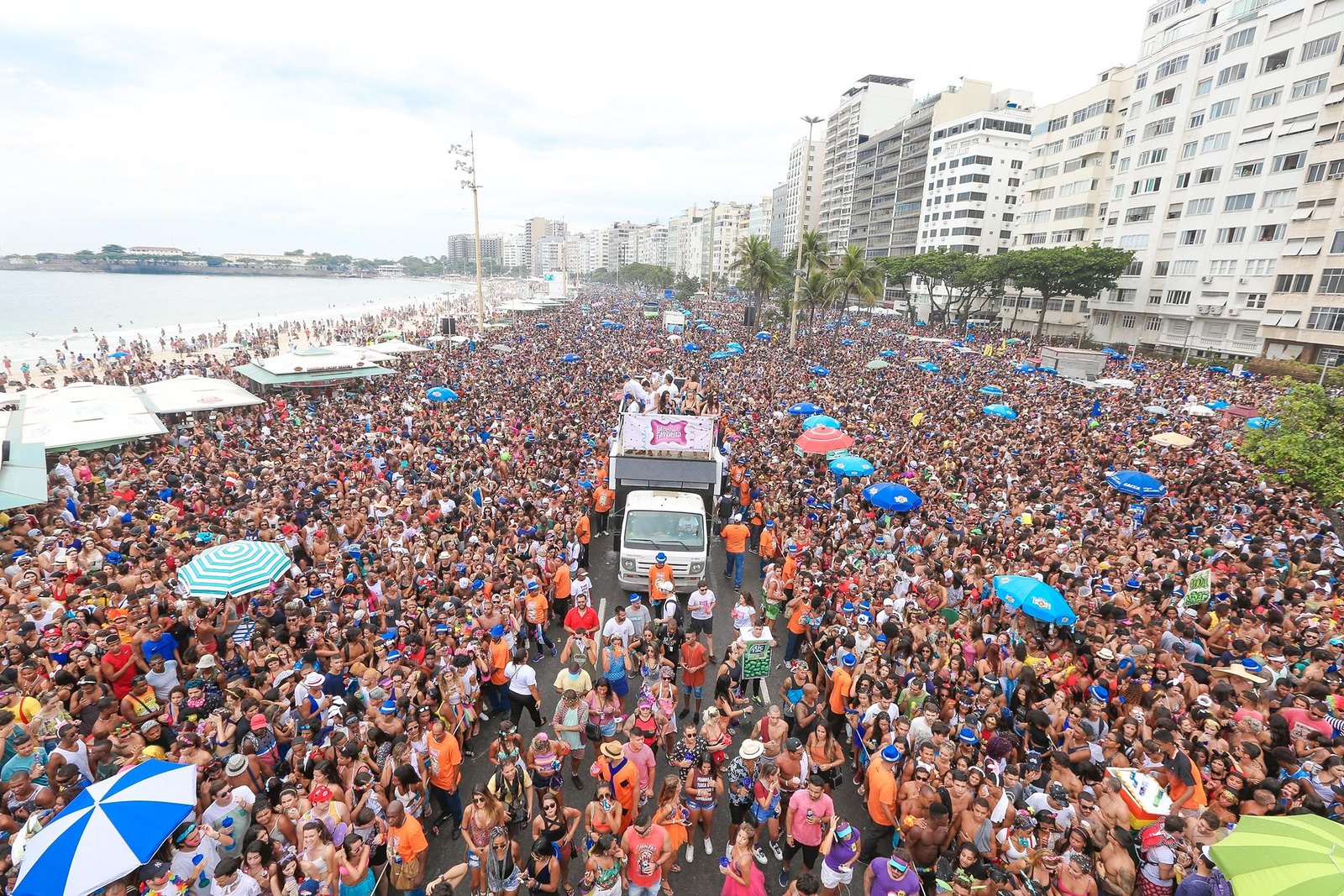 Bloco de carnaval na orla do Rio