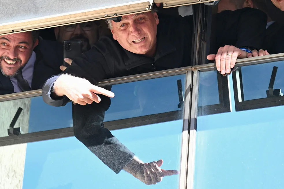 Bolsonaro aparece em janela do PL — Foto: EVARISTO SA / AFP