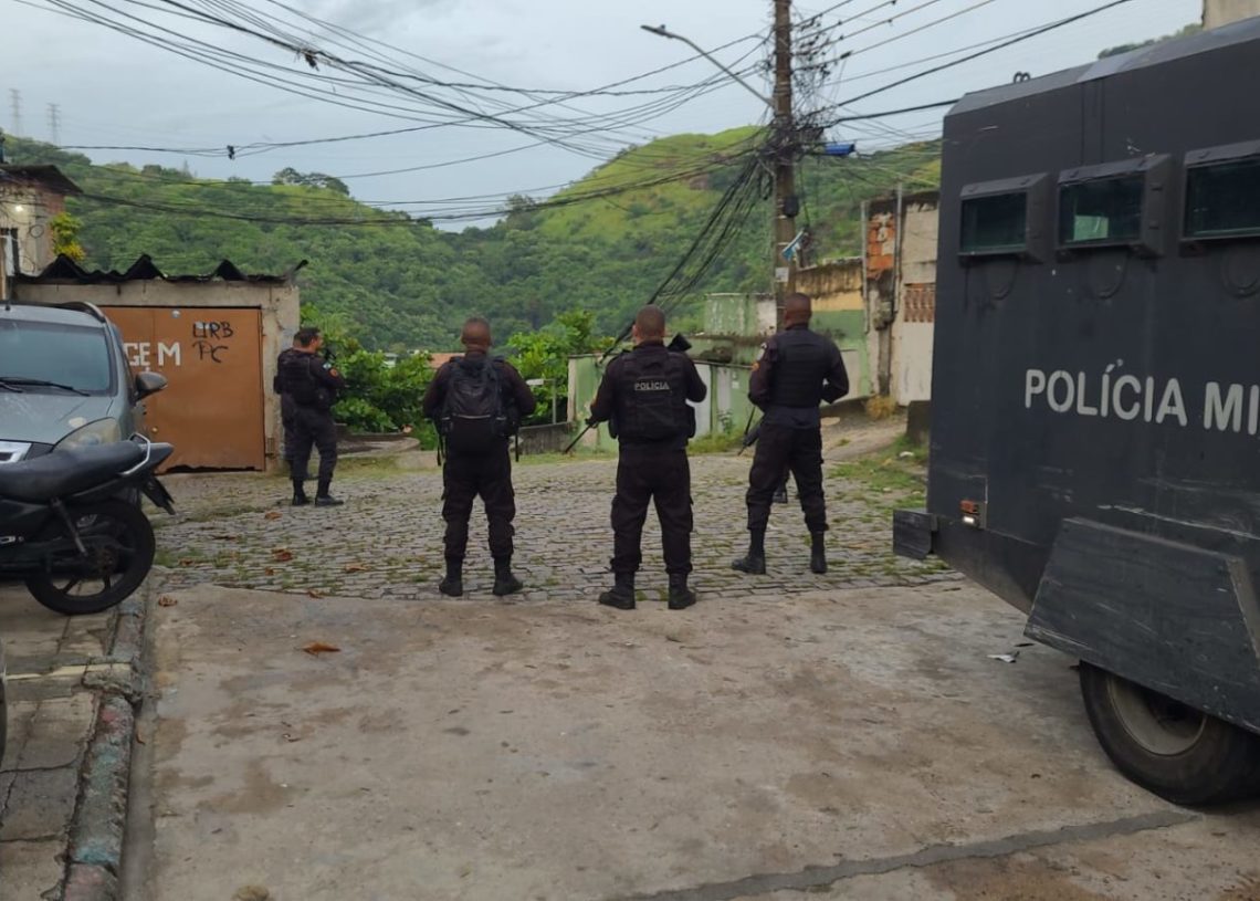 PM ocupa Morro do Fubá para impedir guerra entre traficantes (Foto: Lucas Araújo/ Super Rádio Tupi)